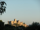 Vue sur le château du Barroux depuis la piscine