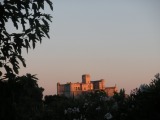 Vue sur le château du Barroux depuis la piscine